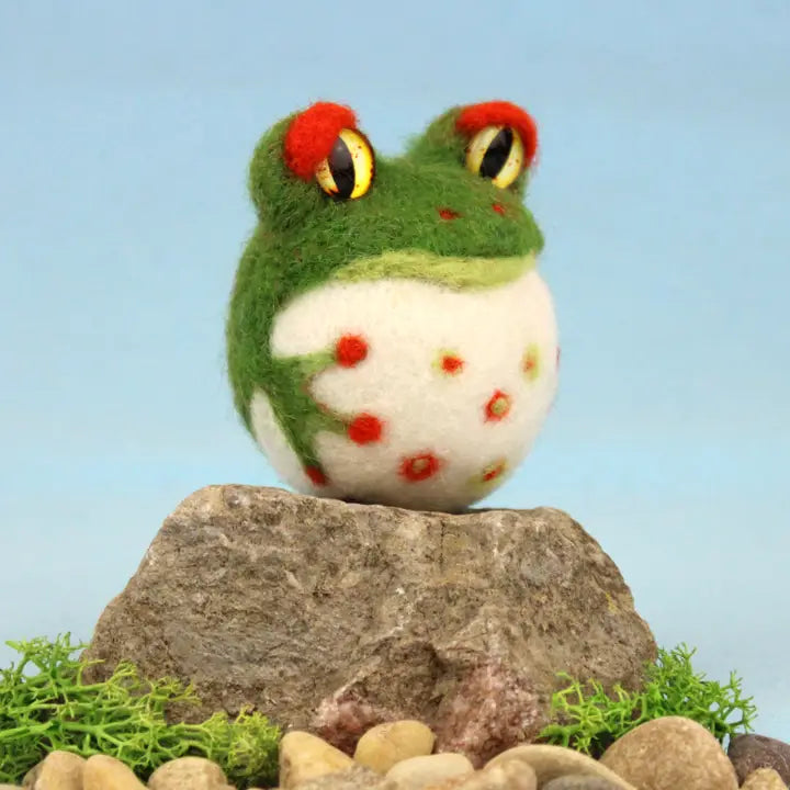 The Makers Round Frog Needle Felting Kit